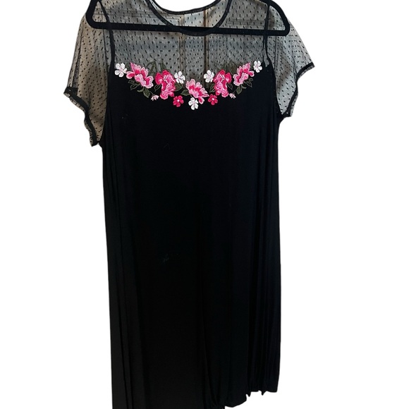 A gorgeous black dress with embroidered flowers in size 1X - Picture 2 of 6